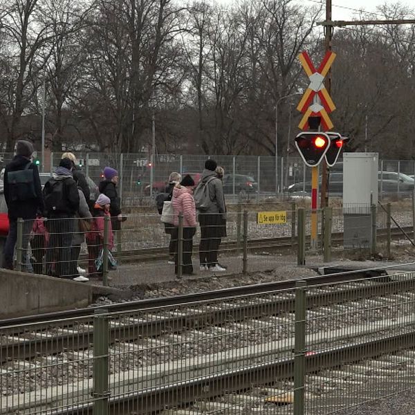 Järnvägsövergången vid Örebro Södra och Trafikverkets presschef Bengt Olsson.