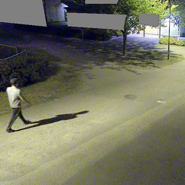 Bild från övervakningskamera. Person går in i bild.