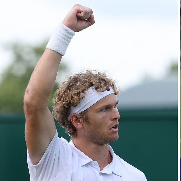 August Holmgren firar segern i Wimbledons andra omgång på tennisbanan.