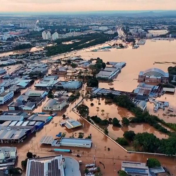 Översvämmad stad och bilar under vatten.
