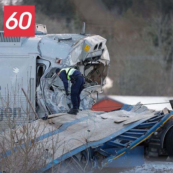En person dog efter att ett tåg och en lastbil krockat utanför Uddevall. Här är bilder på det demolerade tåget.