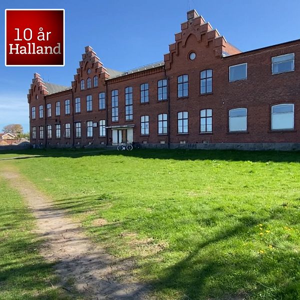 Tudelad bild. Vänster: röd tegelbyggnad. Höger: kvinna står vid byggstängsel utomhus.