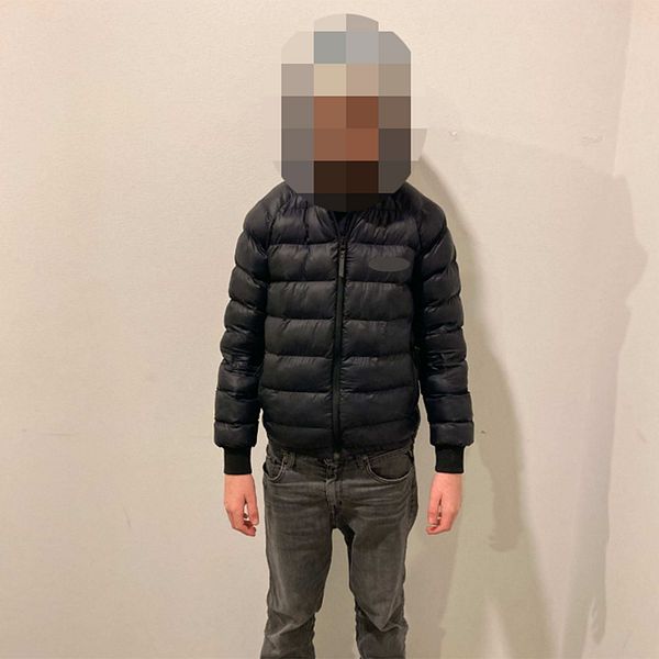 Tvådelad bild. Vänster: person framifrån med suddat ansikte. Höger: person från sidan.