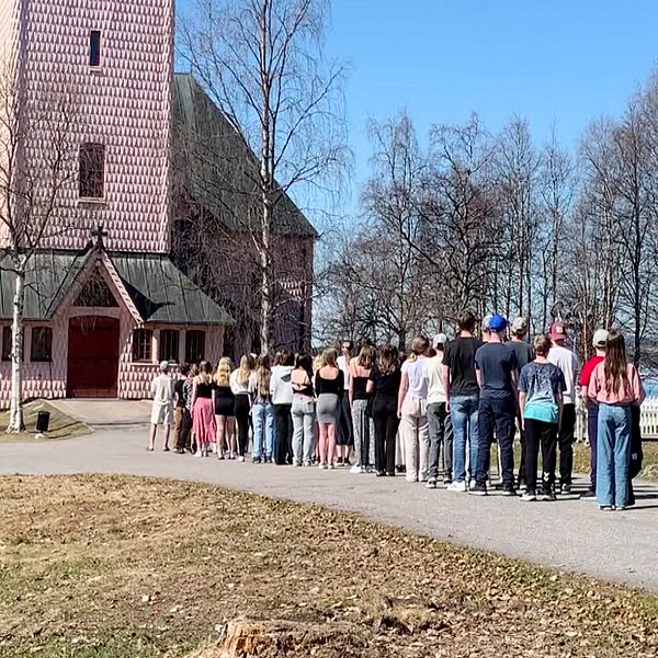 Skolelever i Arjeplog utanför kyrkan.