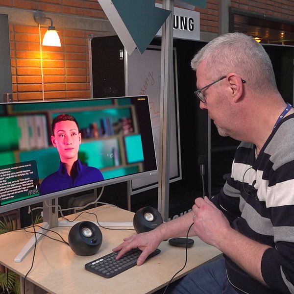SVT:s reporter Fredrik Lundmark tittar på en datorskärm med en AI person på.