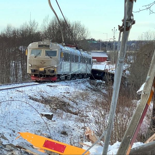 Till vänster: Kraschat tåg står stilla på räls. Till höger: enhetschef Morgon Rehn, Trafikverket.