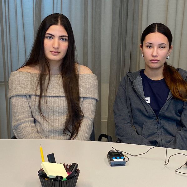 Gymnasietjejerna Nahla Rasheed, Tess Melin och Carolina Karlsson sitter i en sal i Falkenberg.