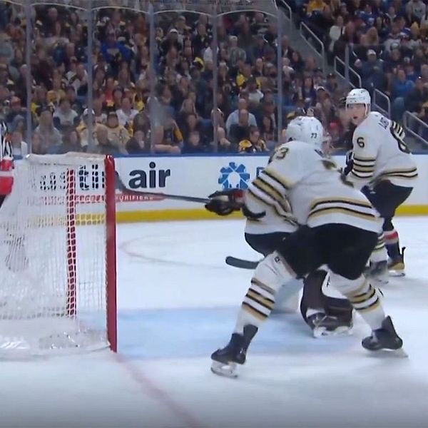 Charlie McAvoy tackas för jätteräddningen.
