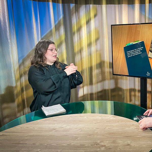 Åsa Byléhn, ordförande i Sveriges Teckenspråkstolkars Förening (STTF). Programledare är Magnus Bergevin.