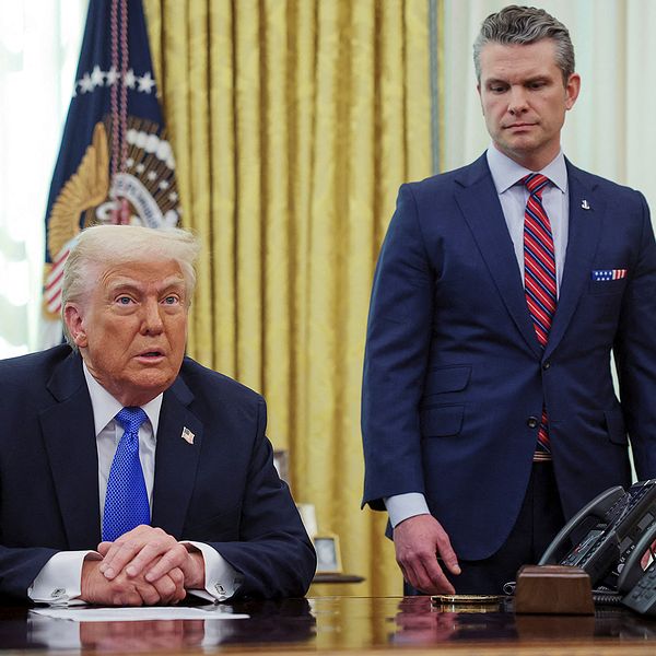Till vänster Donald Trump och Pete Hegseth