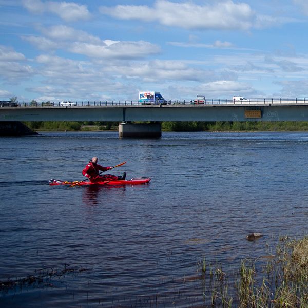 Bild från olycksplatsen vid Bergsviksbron i Piteå. En ur räddningspersonalenn paddlar kajak i närheten av bron.