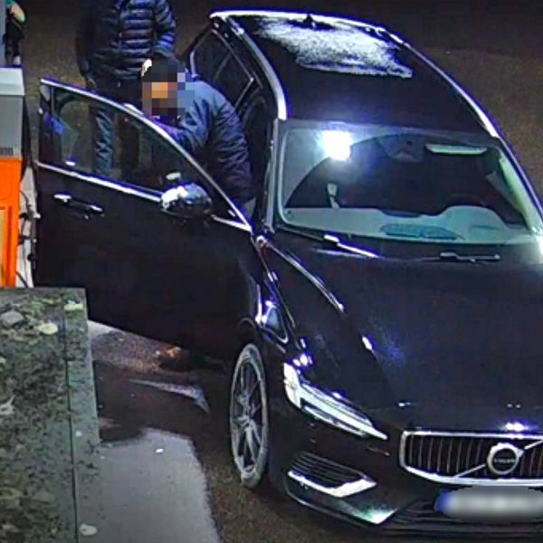 Tvådelad bild. Vänster: person nära bil. Höger: tre personer i vinterjackor går inomhus.