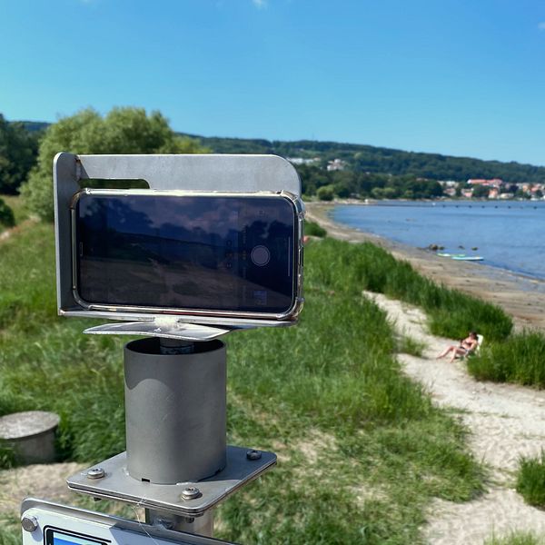 Ett stativ vid stranden i Malen i Båstads kommun som SGI har satt upp för att övervaka stranderosion och Ingemar Lundström som är projektledare vid Båstads kommun.