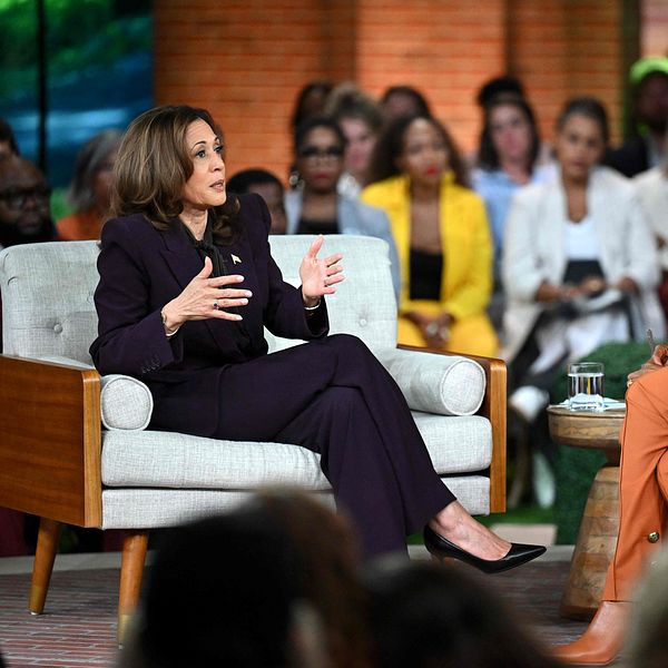 Demokraternas presidentkandidat Kamala Harris och programledaren och producenten Oprah Winfrey