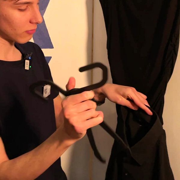 Tvådelad bild. Vänster: Olof Olsson från Karlshamn visar galge från Quickflex UF. Höger: Tjejer vid mässmonter med broschyrer för Braclätt UF.