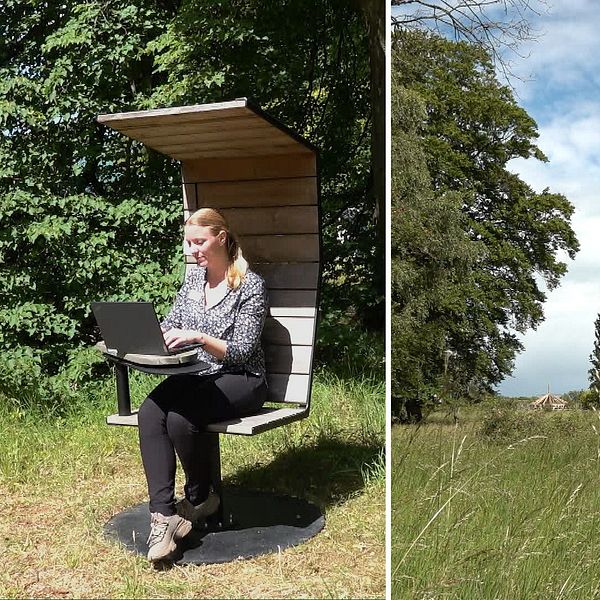 Kvinna som kontorsarbetar utomhus