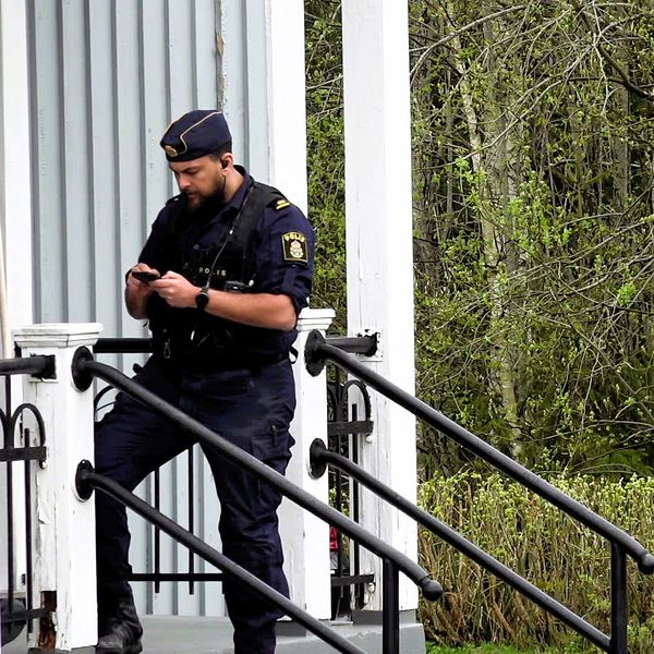 Polis utanför hus i Gyttorp