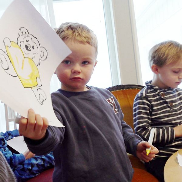 Flera förskolebarn i Töre är i pysslartagen på äldreboendet Hemgården.