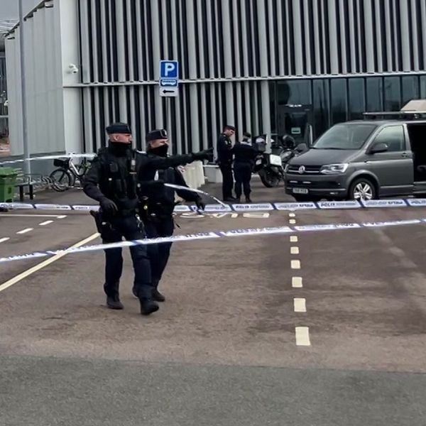 Tvådelad bild. Vänster: polis vid avspärrning. Höger: vallgrav vid fält.