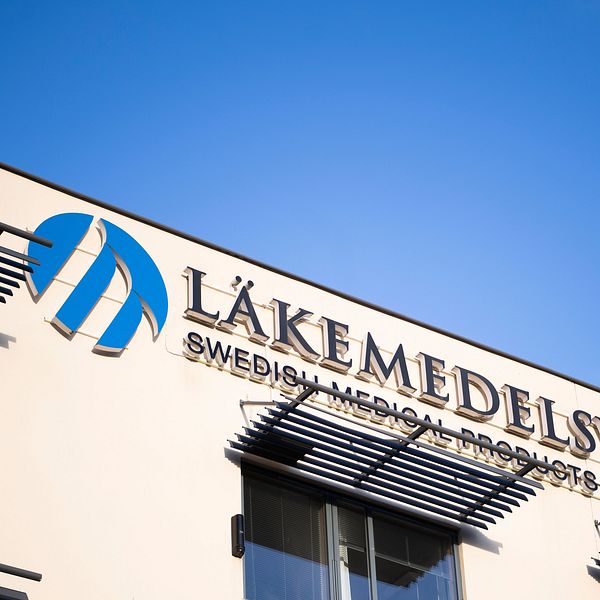 Skylt med texten ”Läkemedelsverket” och ”Swedish Medical Products Agency” på en byggnad under en klarblå himmel.