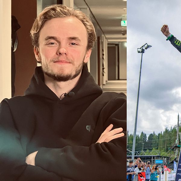 Till vänster står rallyföraren Oliver Solberg med armarna i kors, iklädd en svart hoodie. Till höger firar två personer i specialdesignade tävlingsdräkter med Monster Energy-logotypen, de står på en prispall och sträcker upp armarna i luften framför en stor publik och en grönskande bakgrund.
