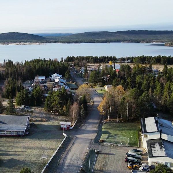 Vy över byn Puoltikasvaara i Gällivare kommun samt Therese Svalkvist, föreningen ”Soutujärvibygden i utveckling”.