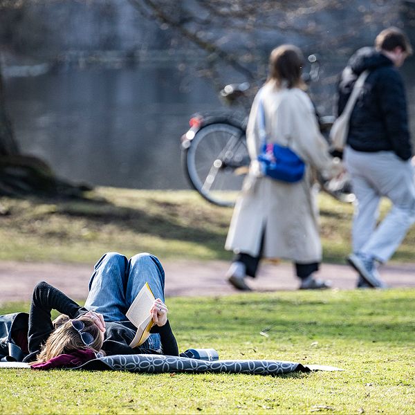 Tvådelad bild. Till vänster: personer promenerar i en park. Till höger: en kvinna i vinterkläder.