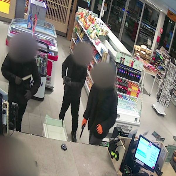 Övervakningsbilder inifrån bensinmacken i Örebro där ett rånförsök genomfördes 2022 – av de tre misstänkta tonåringarna har en som är över 15 år åtalats