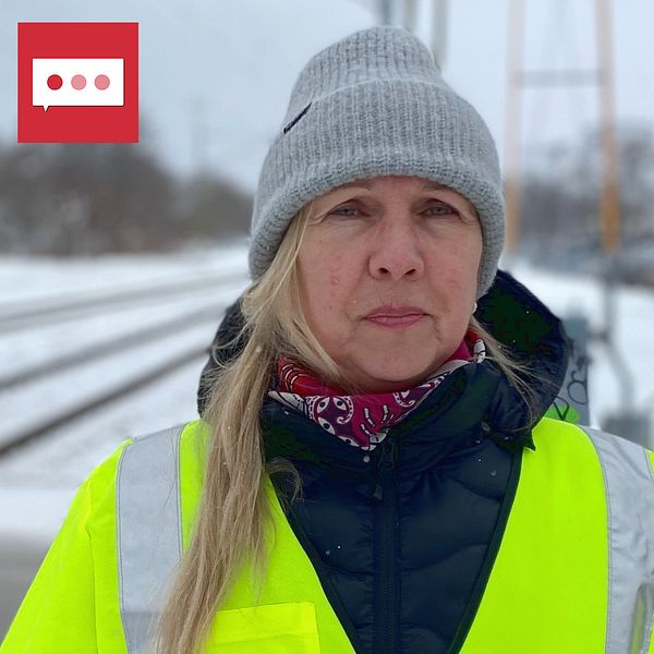 Trafikverkets utredare Gabriella Gulliksson står vid den plankorsning som har flest incidenter rapporterade i Sundsvall på Floragatan intill gymnasiet Hedbergska