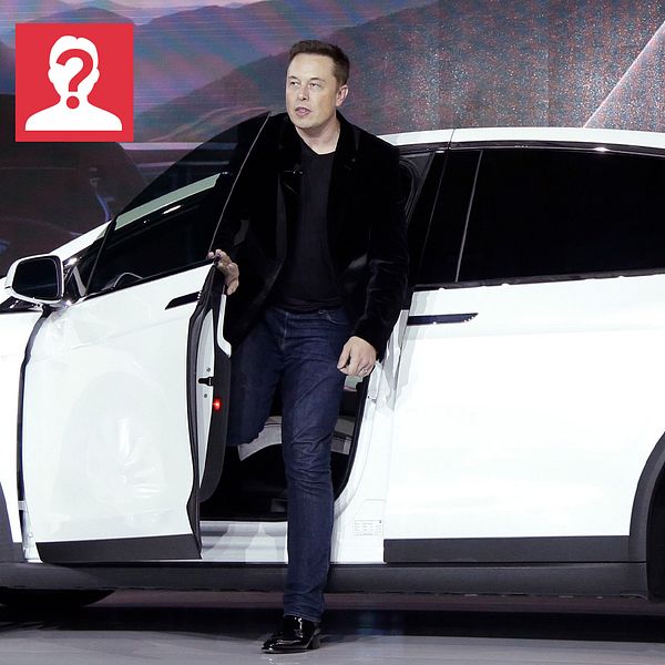Elon Musk kliver ur en vit Teslabil under ett evenemang.