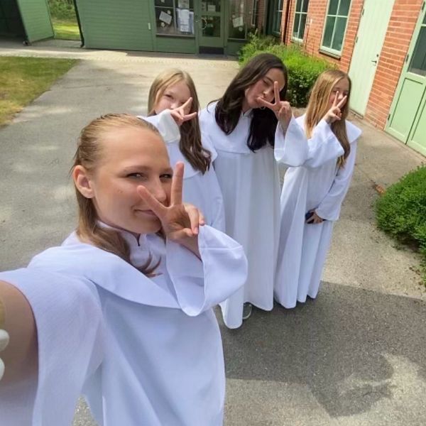En delad bild som visar en grupp ungdomar klädda i vita kläder, typiska för ceremonier. Den vänstra sektionen visar ungdomar som tar en selfie utomhus, med en byggnad i bakgrunden. Den högra sektionen visar en närbild av en av ungdomarna med längre hår, också i vita kläder, medan andra personer rör sig i bakgrunden.