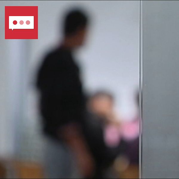 En delad bild med två sektioner. Till vänster syns en suddig bakgrund med personer i en social situation. Till höger Martin Bergström som sitter framför en dator med hörlurar, fokuserad på skärmen. Bakgrunden är neutral och en aning suddig.