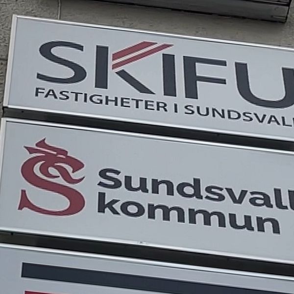 Till vänster: Skult med Sundsvalls kommun:s och Skifus logga på. Till höger: Niklas Säwén, ordförande i kommunstyrelsen Sundsvall