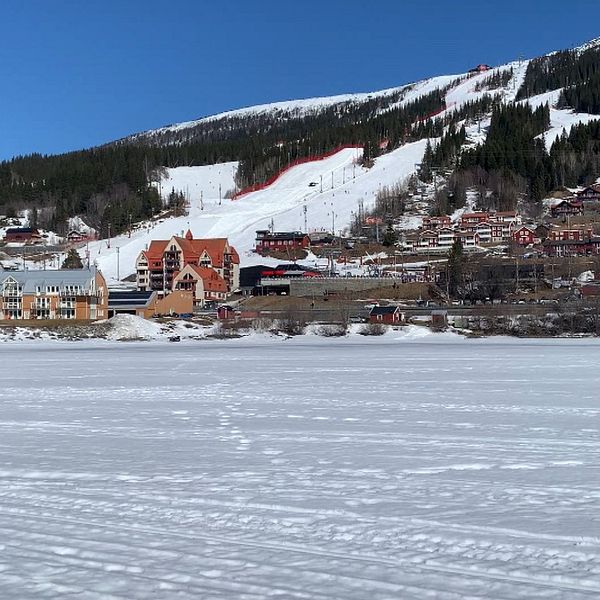 Till vänster skidbackar i Åre, till höger kommunalrådet Martine Eng (S) som hittar in i kameran och ler.