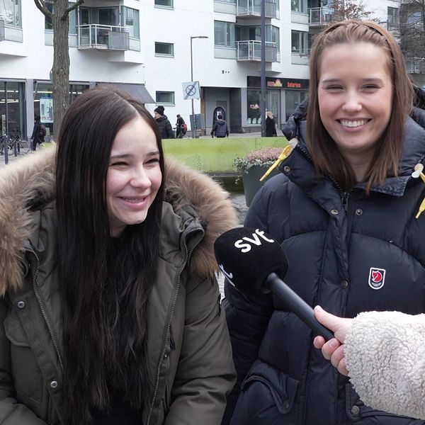 Delad bild. Till vänster: två personer intervjuas. Till höger: en person intervjuas utomhus.