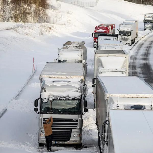 På ena delen av bilden snökaos vid Linderödsåsen i Skåne, på andra delen av bilden Patrik Åkesson på länsstyrelsen