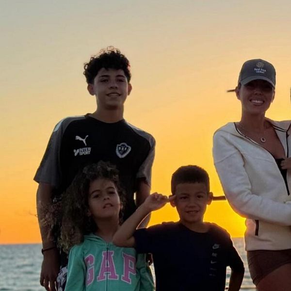 Christiano Ronaldo står tillsammans med sin familj vid Röda Havet.