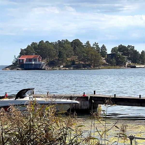 Annette Olsson (M) med skärgård i bakgrunden