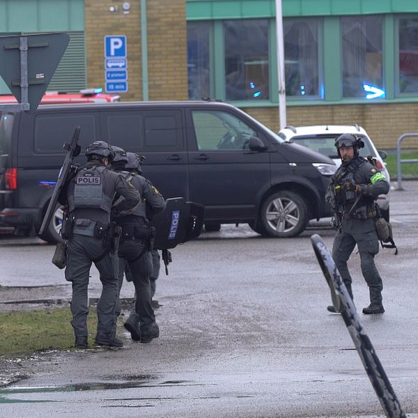 Delad bild: Till vänster syns ett tungt beväpnat insatsteam i full skyddsutrustning vid en parkeringsplats nära en byggnad. Till höger, en polisuniform med kommunikationsutrustning sedd framifrån, framför en affisch med svenska polisfordon.