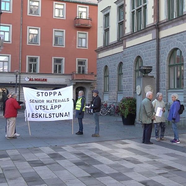Bild på protester utanför stadshuset i Eskilstuna i samband med debatt om Seniors etablering.