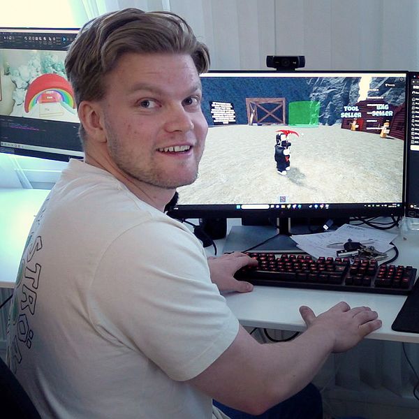 SVT:s reporter Simon Vikström sitter framför en dator.