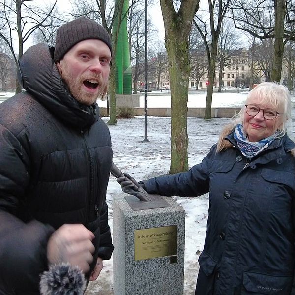 Internetlegenden Patrik Nilsson och hans mamma Britt-Marie vid internetkulturminnesskulpturen i Norrköping.