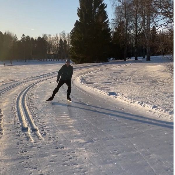 En man som åker skridskor på en snöbelagd väg i ett vinterlandskap, följt av en vy som visar hans skridskor på isen.