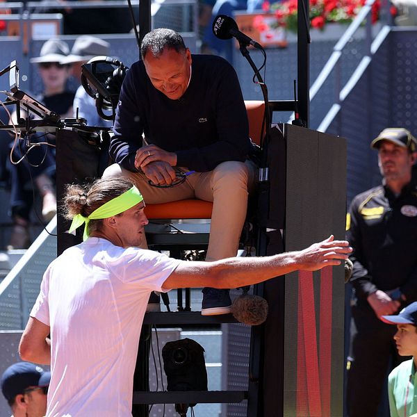 Delad bild. Till vänster: tennisspelare argumenterar med domare. Till höger: spelaren böjd vid nätet.
