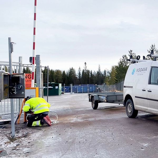 En bil passerar genom en stålgrind
