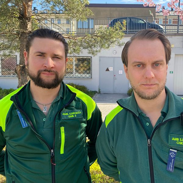 Ambulanssjuksköterskorna Emil Skoglund och Oskar Jakobsson utanför ambulansutfarten vid S:t Görans sjukhus där de berättar om problemet med obemannade ambulanser som följd av Vårdförbundets övertidsblockad.