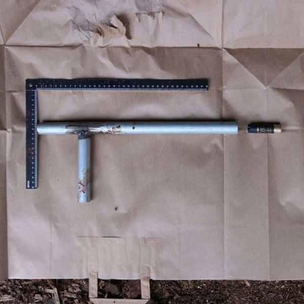 blodigt egentillverkat vapen på en papperspåse