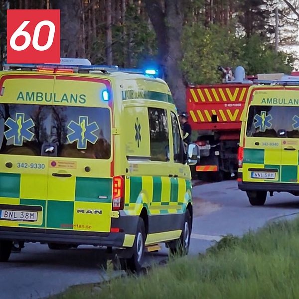 Ambulanser och räddningstjänsten på olycksplatsen i Kimstad