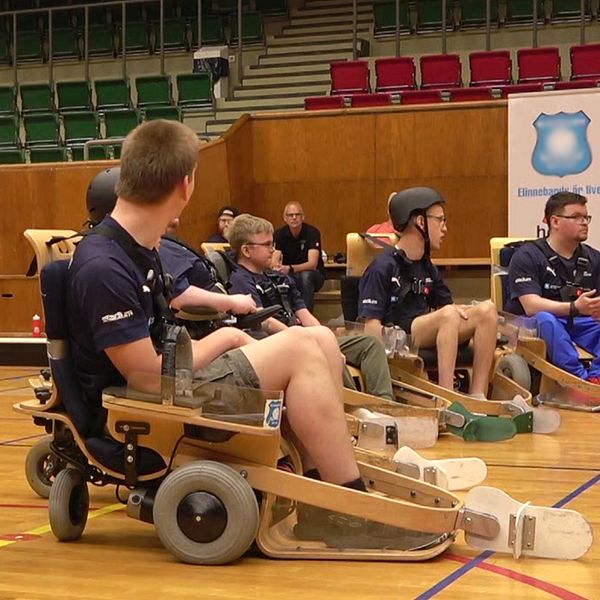 Delad bild. Till vänster: personer spelar elinnebandy i en idrottshall. Till höger: närbild på person med glasögon,