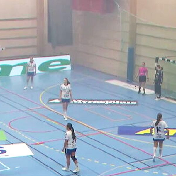 Bild med två sektioner: Till vänster syns en handbollsmatch med spelare i vita och svarta tröjor, och en domare i rosa. Spelarna är placerade på planen, och en målvakt står vid målet. Till höger syns en man i svart t-shirt som står vid en dörröppning, med ett koncentrerat uttryck. Bakgrunden är en sporthall med reklamskyltar på golvet.